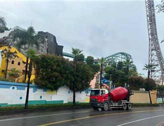 義大世界前混凝土車撞機車    女騎士送醫命危