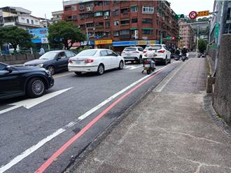 基隆银蛇桥单一车道「罚单陷阱」 车并行就被检举