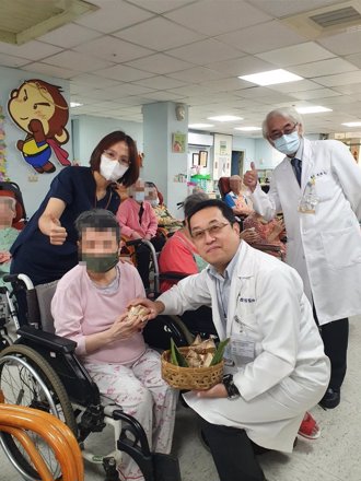 同慶端午粽香傳情  苗醫傳愛長照長輩