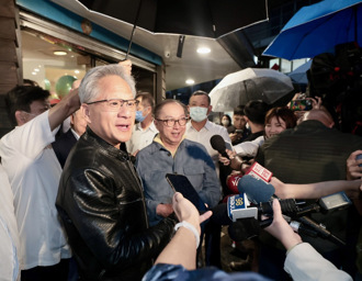 批黄仁勋逛夜市是讨好台湾人「瞧不起我们文化」 粉专炎上急删文