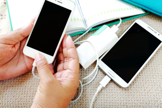 媽媽焦急修復10年舊手機 只為女兒婚禮製作「特別禮物」