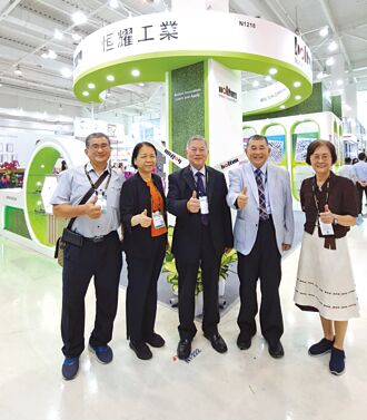 沈榮津掛心扣件業 蒞臨展場