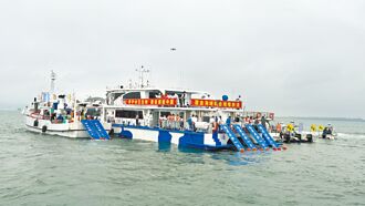 官員隔船寒暄 金廈攜手放流569萬尾魚苗