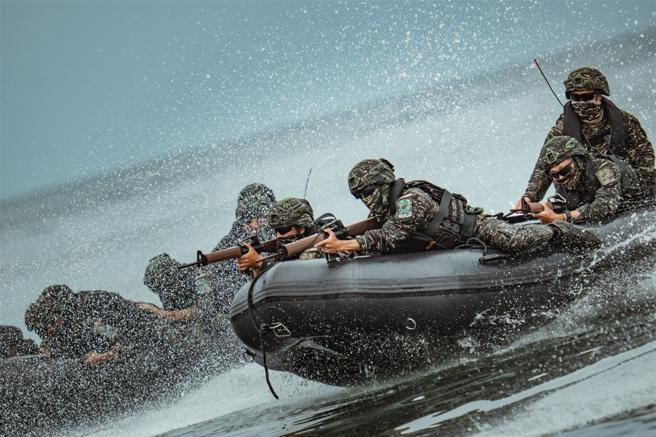  特攻连官兵操驾CRRC突击艇高速前进，溅起阵阵水花。（记者陈怡璇摄）