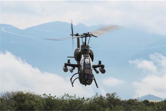 陆航602旅攻击直升机飞官忧BMI超标被停飞 ，偷盖医护合格章被抓包。图为602旅AH-1W眼镜蛇攻击直升机。(青年日报提供)