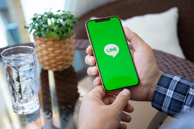 想替家人注册LINE，要准备一个没有注册过LINE帐号的电话，如果使用自己注册过的电话号码，会导致原来的帐号被删除。（图：shutterstock／达志）