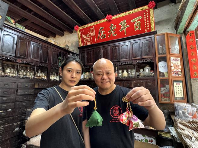 金門「存德中藥房」為感謝並回饋民眾的支持，老闆娘特別以祖傳香料親手縫製500個香包讓大家免費帶回驅蟲驅毒，一起歡慶端午佳節。(于家麒攝)