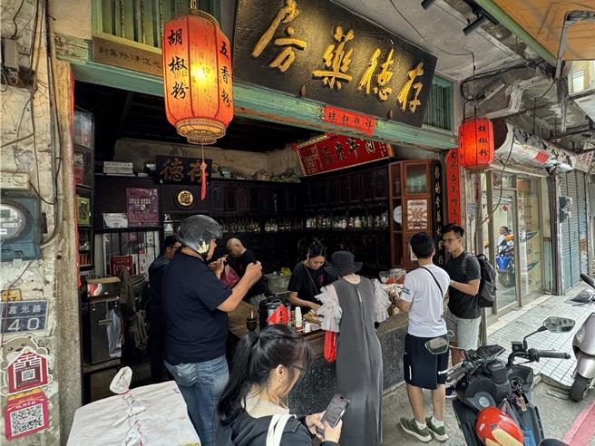 「存德中藥房」從清道光12年間創立迄今已近200年歷史，所產製之胡椒粉、十三香、祖傳五香粉等「純天然」辛香料已成為到金門觀光遊客「必買」的伴手禮。(于家麒攝)