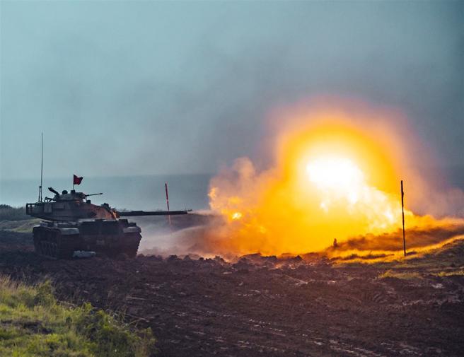  M60A3戰車實施「橫向射擊」課目，在行進間向海上目標射擊，精準命中目標。（記者陳彥陵攝）