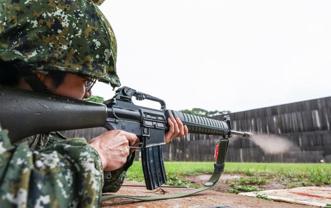 召员实施编制武器实弹射击，熟稔操作步、手枪等武器，验证用枪要领与射击稳定度。（记者张咏翔摄）