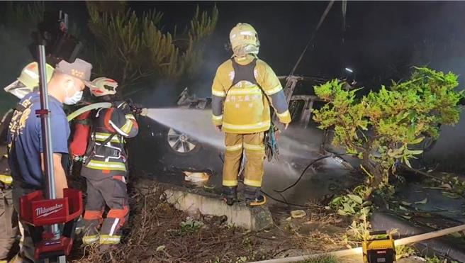 昨（6日）晚9點12分國道1號高速公路237.5公里處發生1輛特斯拉失控衝出邊坡，掉落虎尾鎮下溪里三塊厝橋涵洞的路面，車身斷成兩截起火燃燒。（民眾提供）