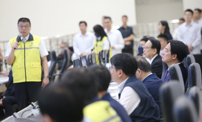 賴清德總統（右）7日前往台北車站，視察端午節連續假期交通疏運情形並聆聽簡報。（范揚光攝）