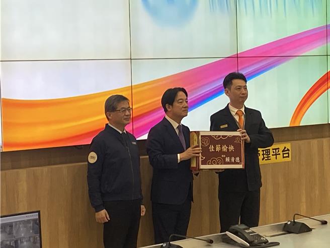 賴清德總統致贈水果禮盒給同仁。（蔡明亘攝）