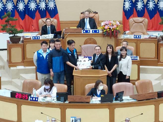 新北市長侯友宜今天生日，國民黨新北市議員蔡健棠於質詢前，送上生日蛋糕給侯友宜，祝賀他生日快樂。（陳慰慈攝）