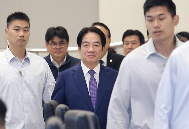 賴清德總統（中）7日前往台北車站視察端午節連續假期交通疏運情形，並嘉勉值班人員的辛勞。（范揚光攝）