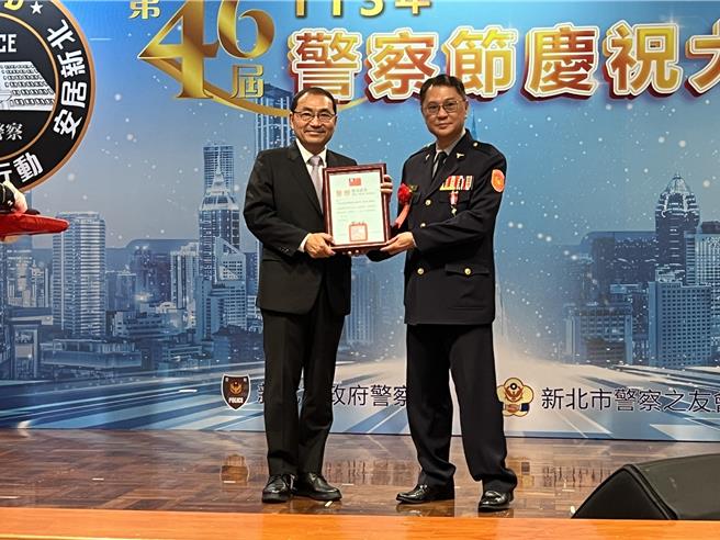 侯友宜頒獎表揚模範警察、刑事鑑識楷模及資深優良警察。（王揚傑攝）