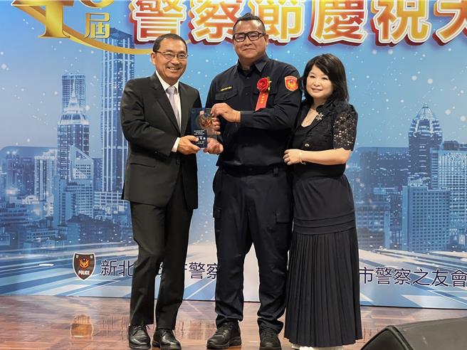 侯友宜頒獎表揚模範警察、刑事鑑識楷模及資深優良警察。（王揚傑攝）