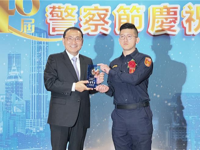 侯友宜頒獎表揚模範警察、刑事鑑識楷模及資深優良警察。（王揚傑攝）