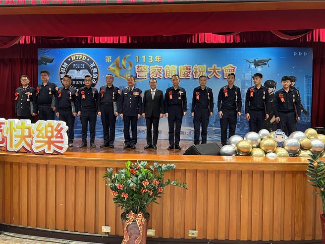 侯友宜頒獎表揚模範警察、刑事鑑識楷模及資深優良警察。（王揚傑攝）