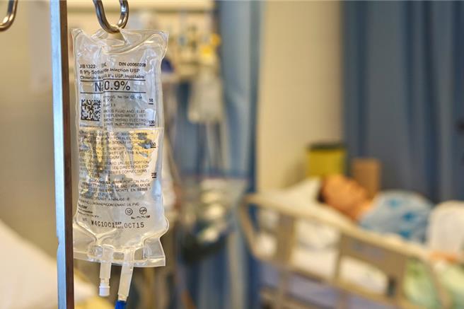 食藥署今公布最新狀況，目前專案進口的輸液藥商共核准7家，包括大塚製藥、培力、百特等，下周起就會陸續輸台，銜接臨床需求。（示意圖。shutterstock／達志）
