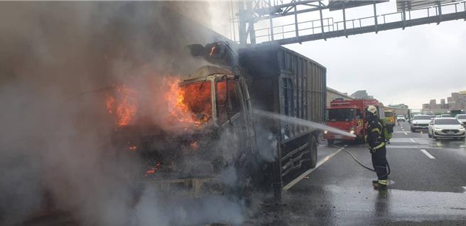 國道二號今日上午發生一起大貨車車頭自燃事故。（桃園市消防局提供）