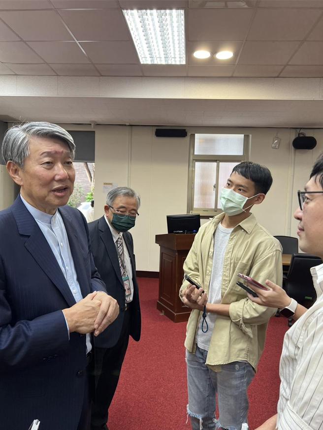 經濟部長郭智輝今日陪同行政院長卓榮泰出席立法院報告「施政方針繼續質詢」，會前再度被媒體追問輝達是否投資高雄。圖／林汪靜