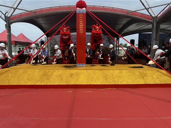 位于前镇区的最大社宅案「兴邦安居B」7日举办动土典礼。（杨舒婷摄）