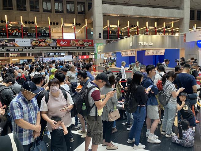 台铁公司第9届铁路便当节一早涌现排队人潮。（蔡明亘摄）