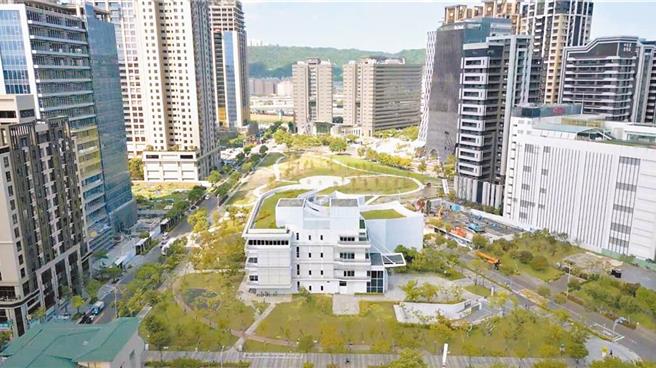 国家电影及视听文化中心斥资3.96亿兴建，2022年初启用，但被国民党籍新北市议员蔡健棠批「用得二二六六」，新北市议会议长蒋根煌则建议是否与中央讨论开国际标，让该地标成为新北影视标的，新北市长侯友宜承诺「会跟文化部讨论」。（新北市城乡局提供）