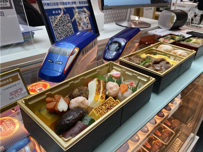 台铁公司第9届铁路便当节7日起登场，现场有许多日本业者设摊人气超高。（蔡明亘摄）