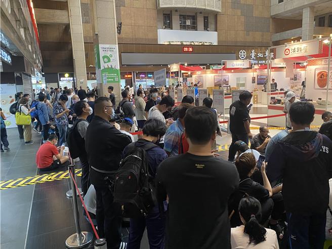 台铁公司第9届铁路便当节一早涌现排队人潮。（蔡明亘摄）