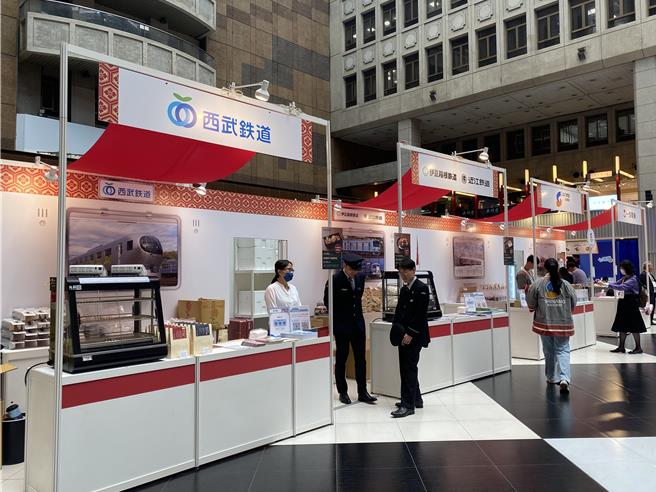 台铁公司第9届铁路便当节7日起登场，现场有许多日本业者设摊人气超高。（蔡明亘摄）