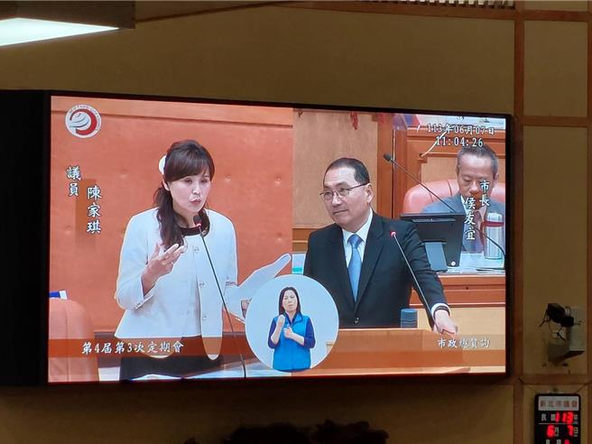 新北市長侯友宜表示，已要求盡速完成八里國中遷校，預定在區公所旁的棒球場用地，並請教育局訂出期程表。（陳慰慈攝）