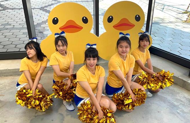 搖滾熊啦啦隊曾受邀2024冬日遊樂園開幕，在黃色小鴨前演出。（圖片來源：中華民國啦啦隊總會提供）