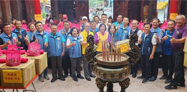 八德三元宮與乾亨不鏽鋼股份有限公司等多間贊助企業、善心人士攜手合作，準備上萬顆愛心粽，要贈送給當地弱勢朋友。（姜霏攝）