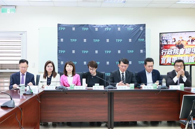 行政院正式对国会改革相关法案，提出覆议案，并端出7项理由。民眾党团今（7）日召开记者会，痛批7项原因「全是造谣」。（民眾党团提供）