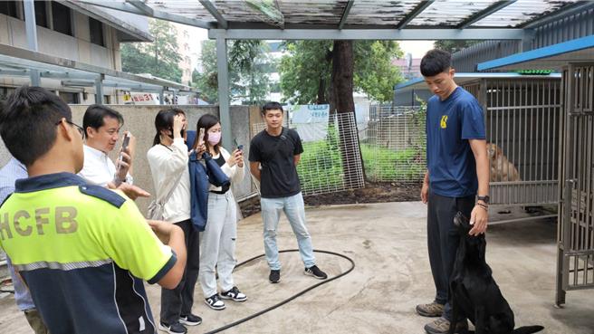 基隆市消防局表示，為提升救災效率及救災整體量能，將成立專業搜救犬隊。圖為消防局參訪其他縣市搜救犬設施。（基隆市消防局提供／徐佑昇基隆傳真）