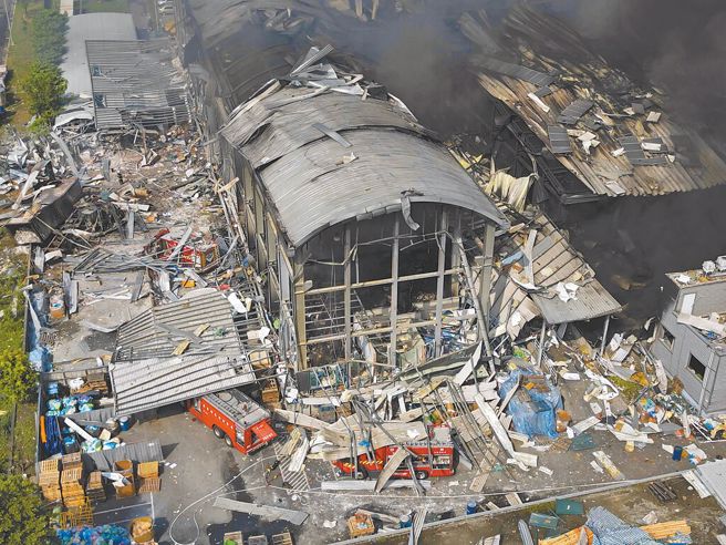 明揚公司2023年發生大火，造成多人死傷，更發現其囤積大量過氧化物卻未報備。（報系資料照）