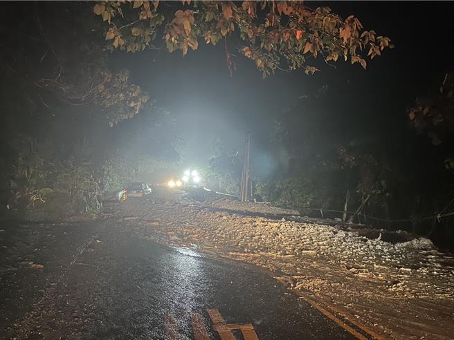 锋面影响，花莲从昨天深夜开始下起大雨，台9线苏花公路崇德路段今年凌晨出现土石流，造成道路中断，经工务段积极清除土石后，已于凌晨3时恢復通车。（新城警分局提供／罗亦晽花莲传真）