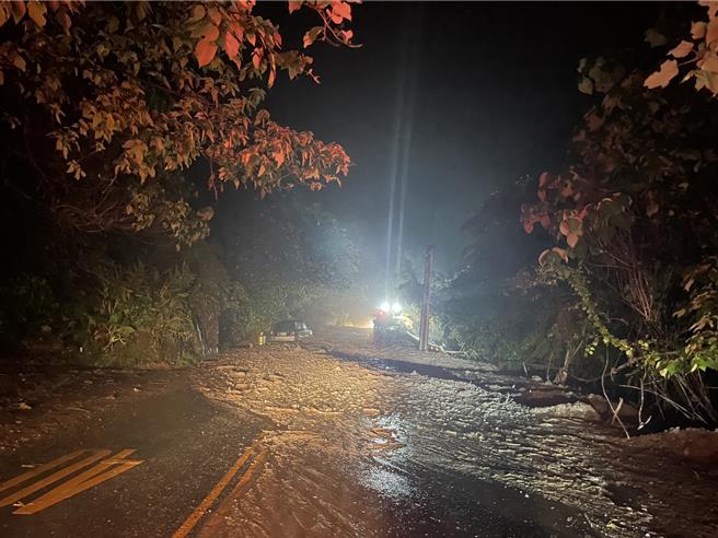 锋面影响，花莲从昨天深夜开始下起大雨，台9线苏花公路崇德路段今年凌晨出现土石流，造成道路中断，经工务段积极清除土石后，已于凌晨3时恢復通车。（新城警分局提供／罗亦晽花莲传真）