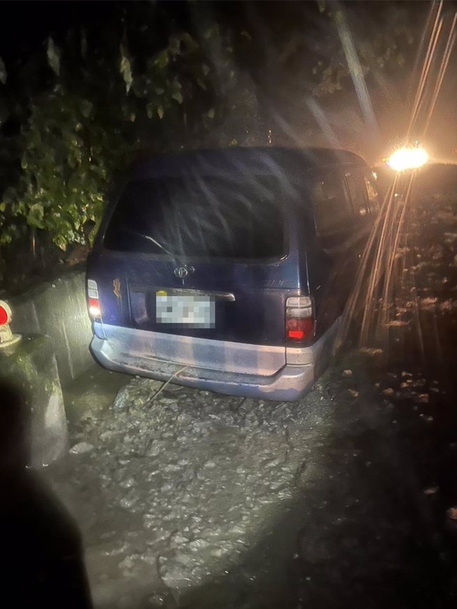 锋面影响，花莲从昨天深夜开始下起大雨，台9线苏花公路崇德路段今年凌晨出现土石流，造成道路中断，且一部车辆因现场泥石流高度已趋近半个轮胎动弹不得、受困其中。（花莲县消防局提供／罗亦晽花莲传真）