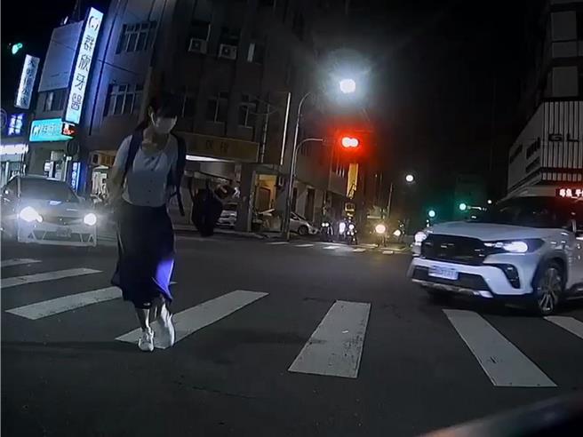1名年輕女子5日晚間通過彰化市三民路與中民街口的行人穿越道時，1輛休旅車突然左轉直衝而來，該車駕駛還搖下車窗狠瞪，把女子嚇哭。（民眾提供／孫英哲彰化傳真）
