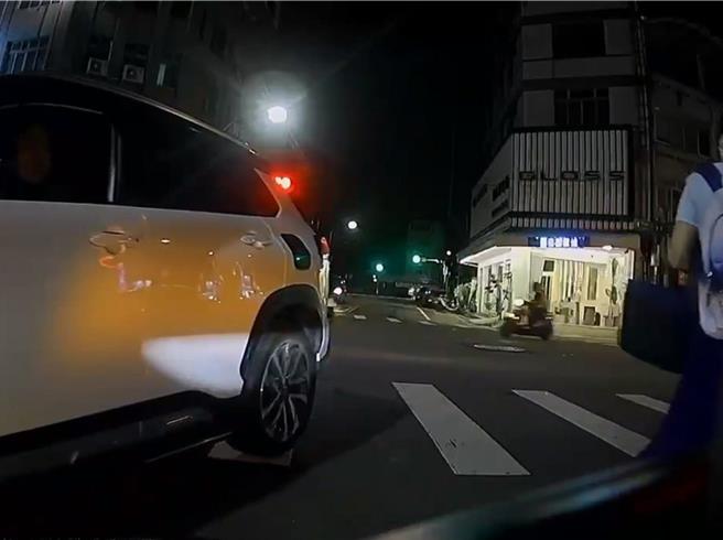 1名年輕女子5日晚間通過彰化市三民路與中民街口的行人穿越道時，1輛休旅車突然左轉直衝而來，該車駕駛還搖下車窗狠瞪，把女子嚇哭。（民眾提供／孫英哲彰化傳真）