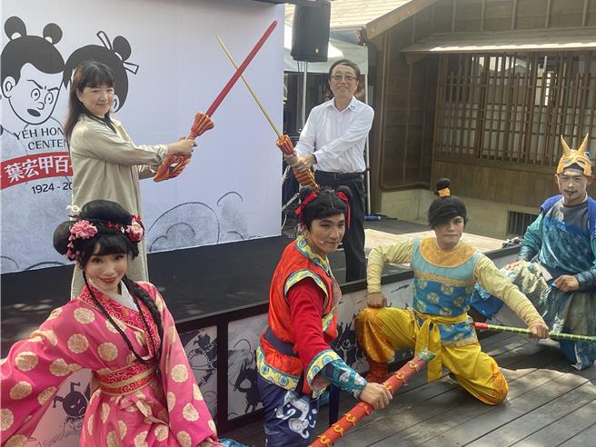 「叶宏甲百年纪念」特展，7日上午在台中市国家漫画博物馆登场，文化部次长李静慧（左）、叶宏甲长子叶佳龙（右）都出席参加这场台漫界盛会。（王煌忠摄）