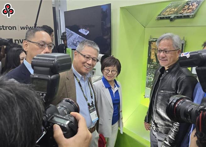 緯創及緯穎被視為在AI浪潮中的大贏家，輝達創辦人暨執行長黃仁勳電腦展期間多次站台，緯創董事長暨策略長林憲銘（左）、緯穎董事長暨策略長洪麗甯（中）。（圖／報系資料照）