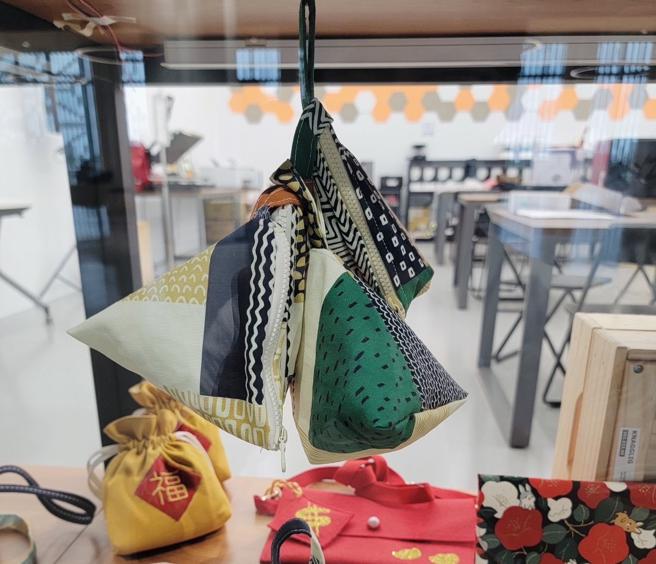 许元馨在今年端午节推出原创肉粽造型香包，可兼当钥匙零钱包、收纳袋、幸运物及吊饰，一物多用。（图片来源：业者提供）