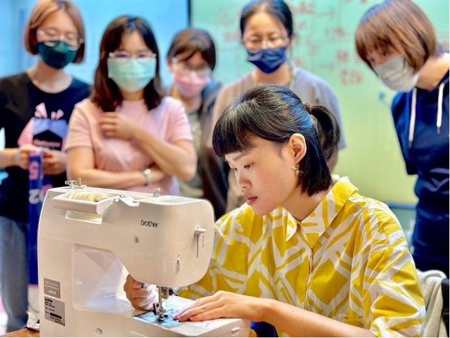 「比尔公主没盖子」创办人许元馨是纤维工艺科班出身，灵巧双手创意无限，让她的原创作品深获好评。今年端午节她推出原创的粽型香包，轻巧又实用。（图片来源：业者提供）