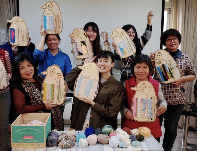 许元馨自制的企鹅织布工具，造型独特，是工作室的招牌工具包。（图片来源：业者提供）