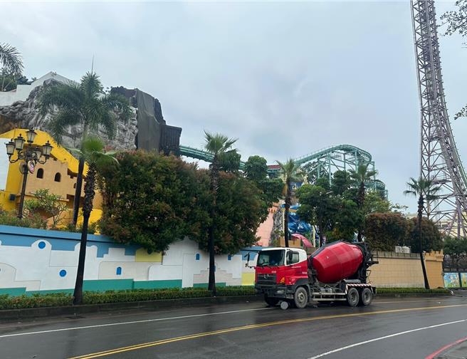 高雄市大樹區今日中午發生一起車禍，31歲女子騎機車於義大遊樂世界停車場前和一部混凝土攪拌車發生碰撞，女騎士當場失去呼吸心跳，所幸緊急送義大醫院搶救後，已恢復心跳。（警方提供／林雅惠高雄傳真）