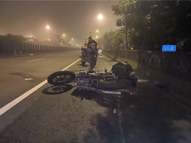 沈男騎乘黃牌重機，自撞東西向快速道路路邊護欄。（民眾提供／寶智華台南傳真）